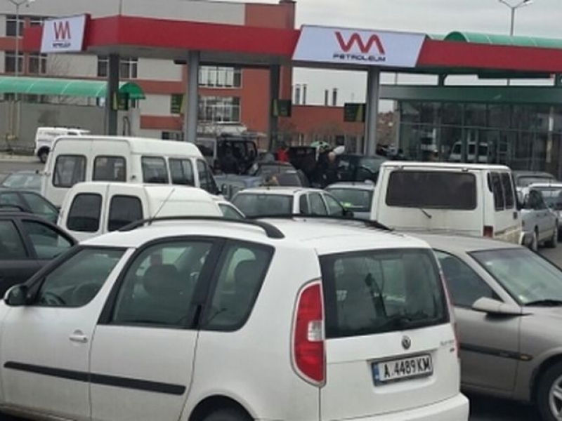 Колони от автомобили задръстиха новата бензиностанция на Марешки
