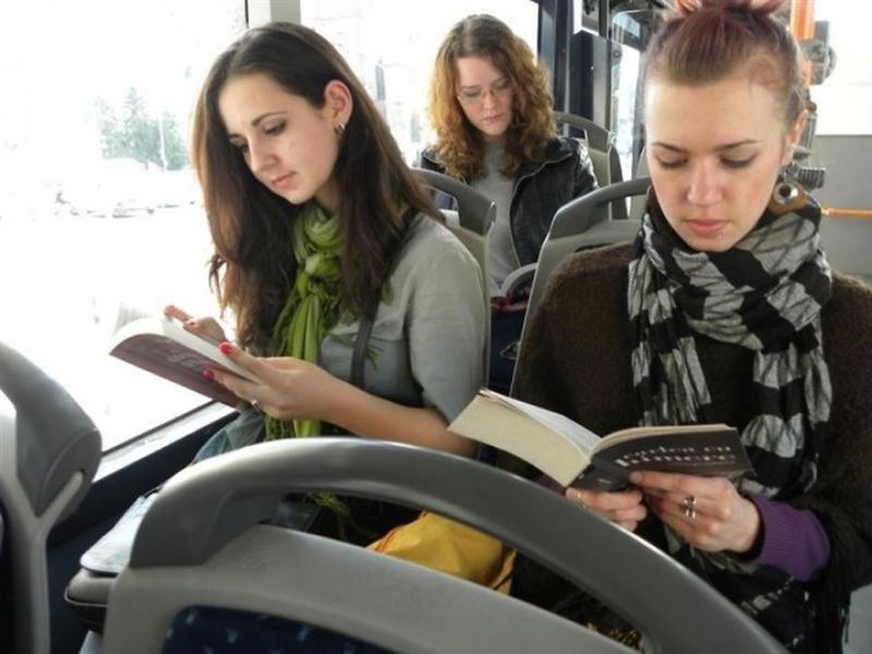 Четеш книга в автобуса – пътуваш без пари