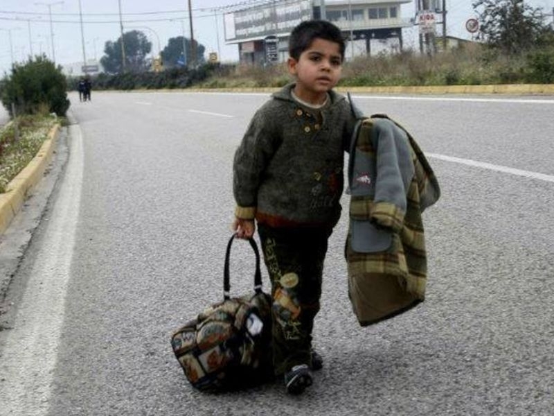 Дете бежанец се придвижва само по магистрала в Гърция СНИМКИ