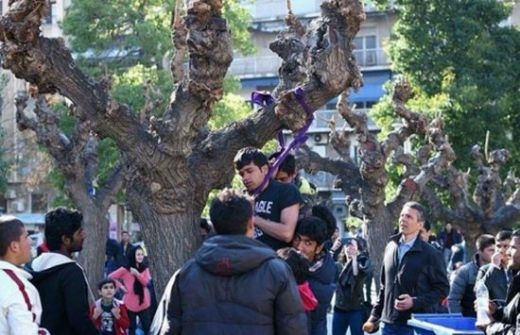 Опит за двойно самоубийство в Атина! Стотици бежанци на протест