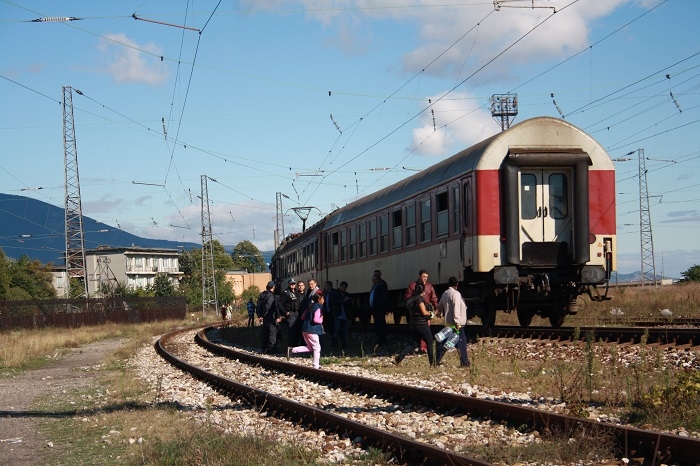 Рецидивисти окрадоха кабели край Пловдив, създали опасност за челен сблъсък между два влака