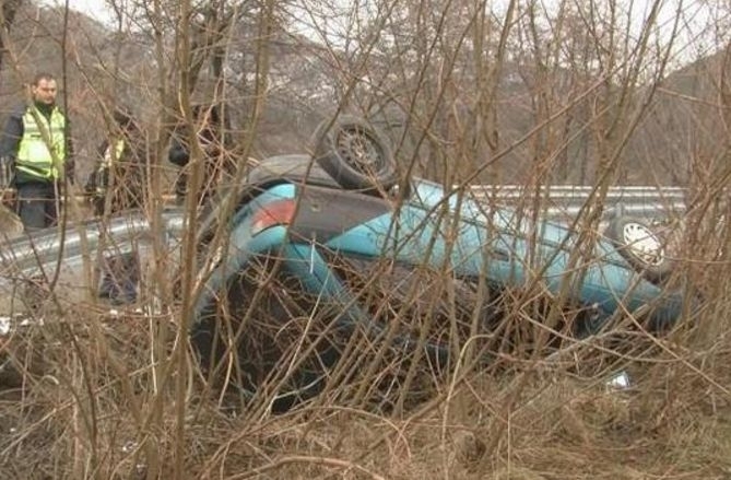 Нови две жертви на войната по пътищата: Рено излетя от пътя и се обърна по таван