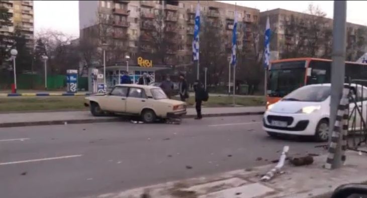 Мъж почина зад волана на автомобила си, удари се в автобус ВИДЕО