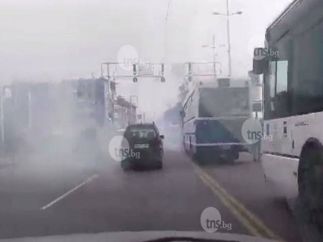 В рамките на час и половина 3 автобуса в Пловдив пушеха, та се късаха ВИДЕО