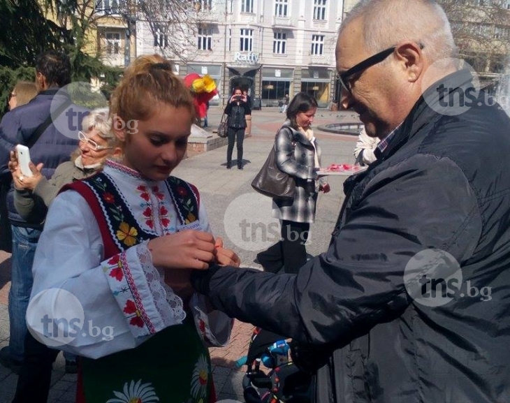 Площадът пред Общината стана червено-бял: Читалищни дейци донесоха усмивки на пловдивчани ВИДЕО