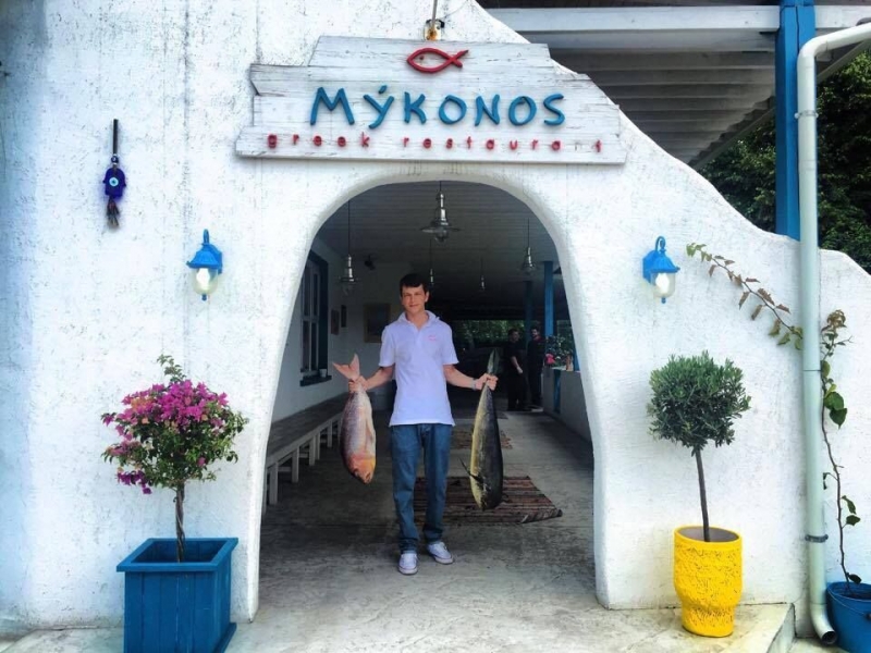 Блюдата в най-известния рибен ресторант Миконос още по-вкусни, напук на гръцката блокада СНИМКИ