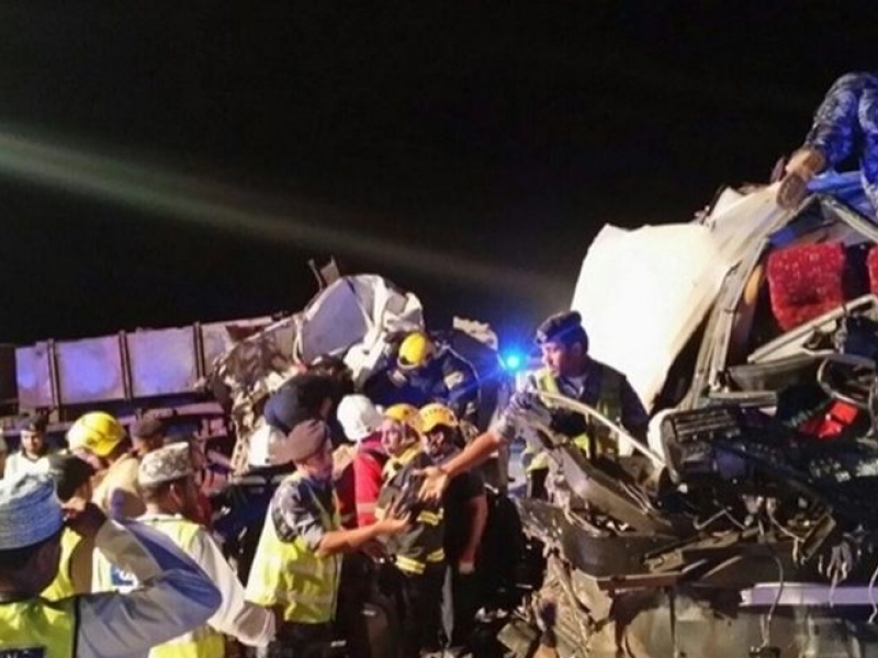 Касапница при катастрофа между автобус и камион, 18 са загинали