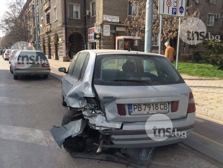 Помлян фиат превзе възлов булевард в Пловдив СНИМКИ