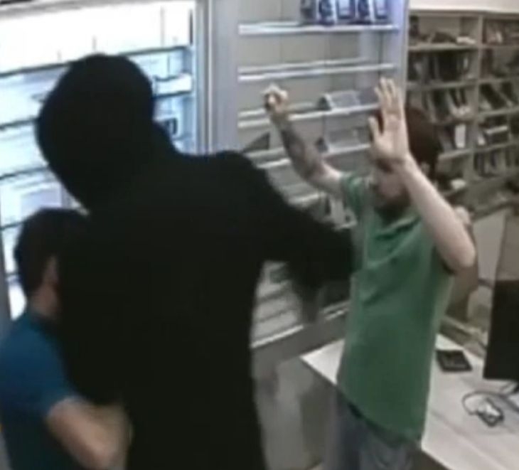 Екшън в магазин: Крадец размахва пистолет, но продавачите го надвиха ВИДЕО