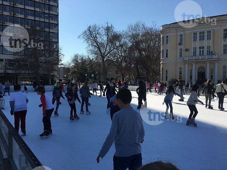 Последни дни на ледената пързалка в Пловдив