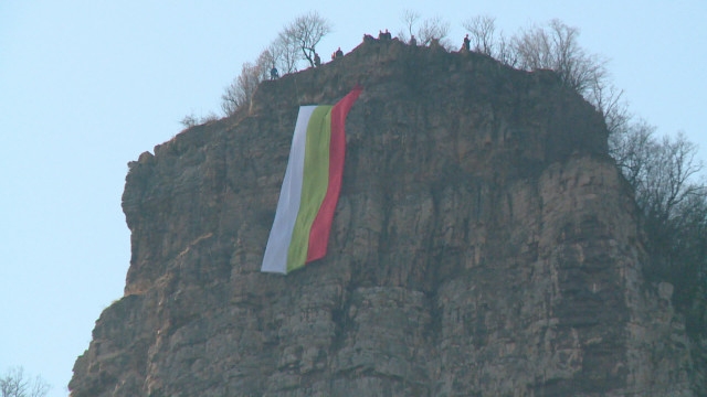 Повод за гордост: 80-метрово знаме се развя край българско село!