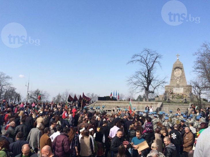 Стотици пловдивчани с трибагреници изпълниха площада на върха на Бунарджика СНИМКИ