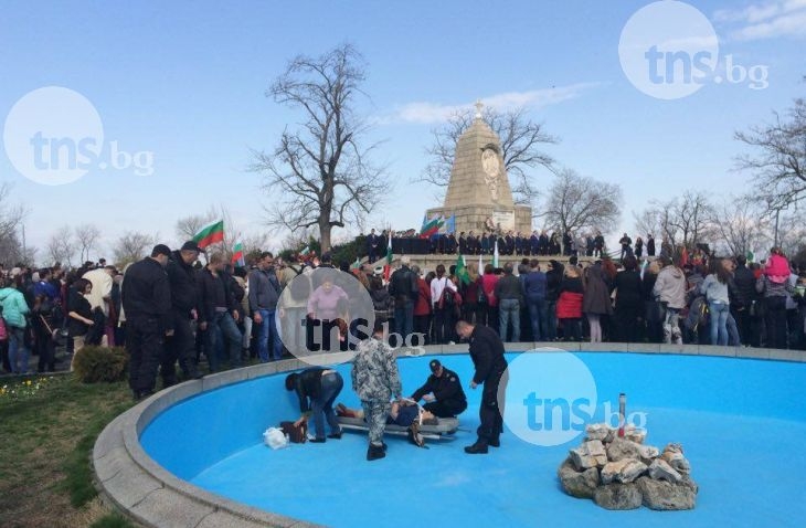 Медици и полицаи пренесоха с носилка пострадалата жена във фонтана на Бунарджика ВИДЕО