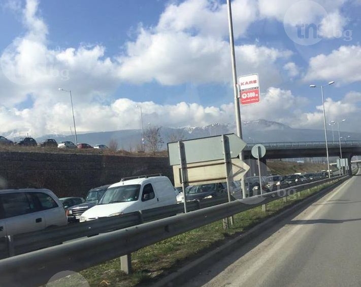Започна се! Километрични опашки на изходите на София, 200 000 коли тръгнаха на път СНИМКИ