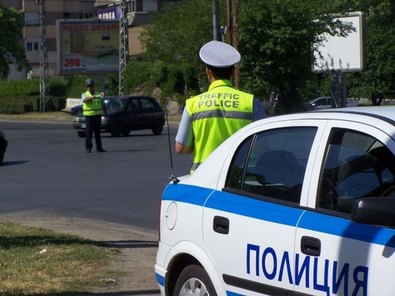 Шофьор се жалва от полицай, накарал го да надере с монета стъклото на колата си