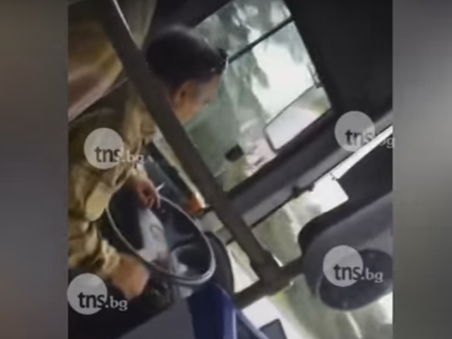 Бай Ганьо в рейса: Кондукторката спря цигарите, шофьорът пуши вместо нея ВИДЕО
