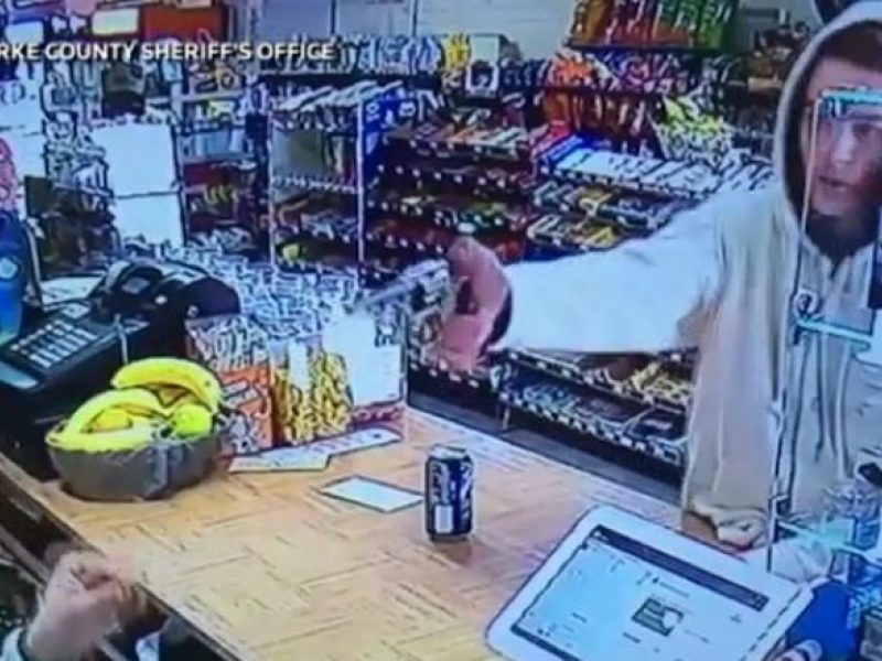 Продавачка наби и прогони с чук въоръжен обирджия ВИДЕО