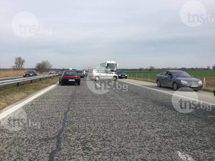 Камион и джип по таван блокираха движението по магистралата за Бургас СНИМКИ