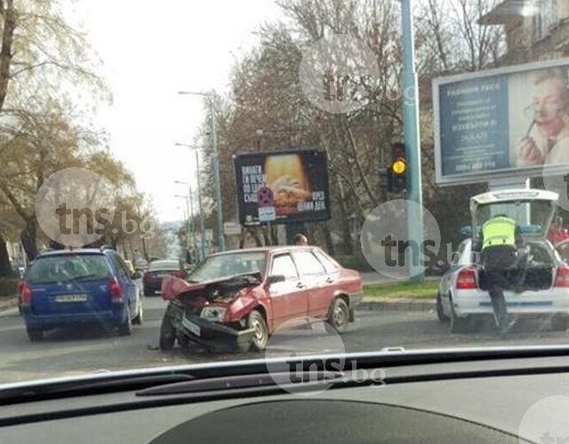 Лада и форд се удариха на кръстовището на 