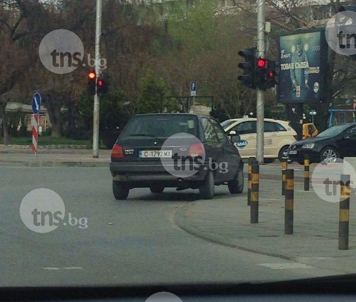 Топ гъзар паркира на завоя на денонощната аптека на булевард 