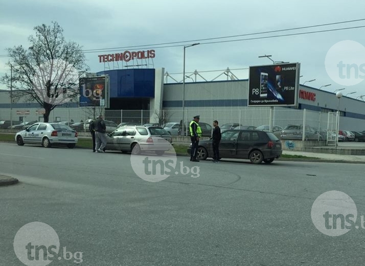 Голф и Хонда се изтряскаха край Технополис СНИМКИ