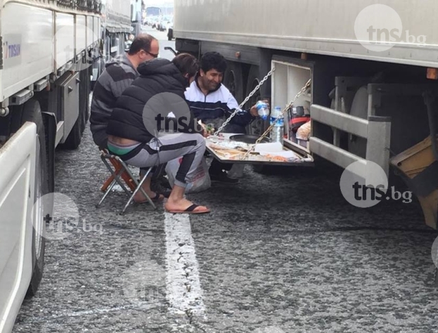 Айляк в блокадата: Тираджии разпънаха софра на магистралата край Пловдив СНИМКИ