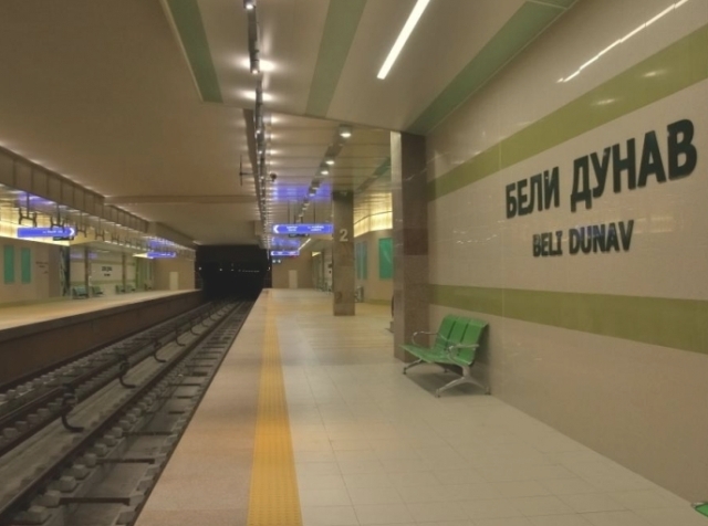 Мъж опита да се самоубие - скочи пред влак на метрото