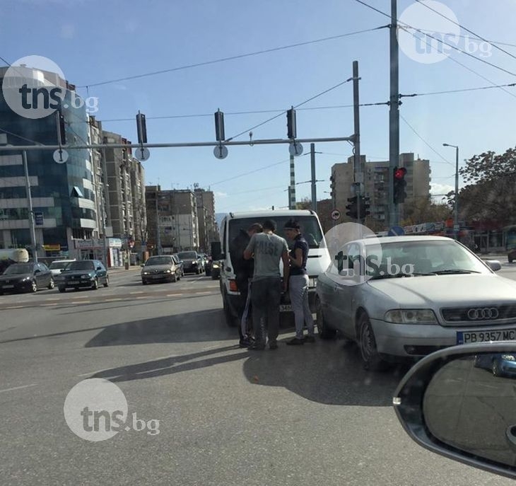 Два автомобила се нанизаха на Източен СНИМКИ