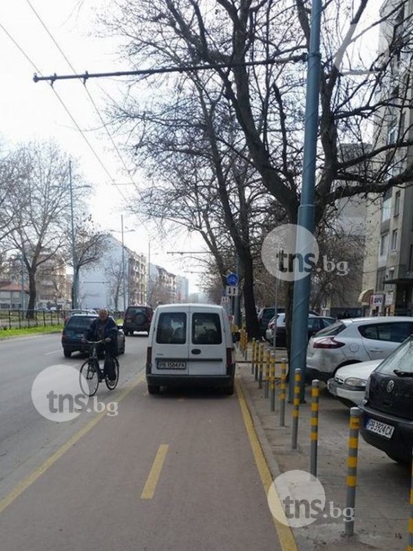 Шофьор се уреди с безплатен паркинг в Кючука- спря на велоалея! СНИМКИ