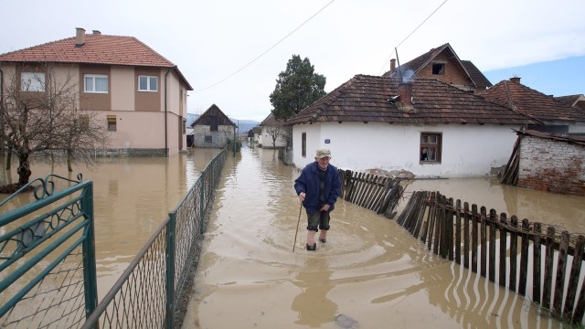 Извънредно положение в Сърбия, бедствия в Албания и Косово