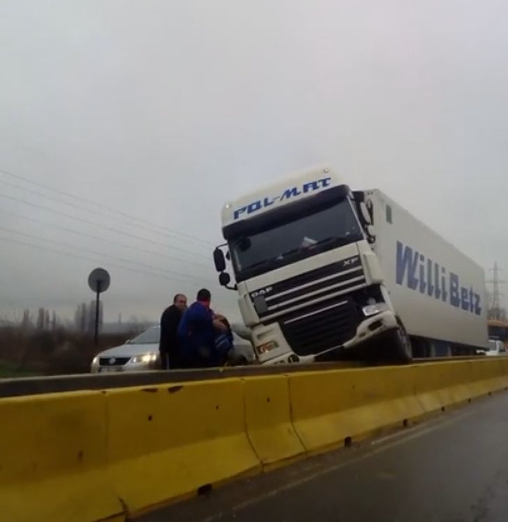 Тир кацна върху бетонна преграда на Околовръстното ВИДЕО