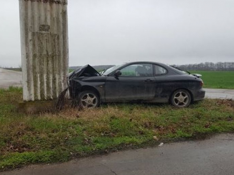 Тежка катастрофа! Кола се заби челно в бетонната основа на билборд СНИМКИ