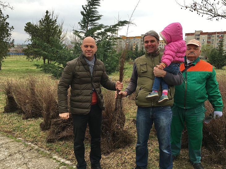 Пловдивчани сами залесяват пред блоковете си, раздадоха 10 000 храста в Тракия