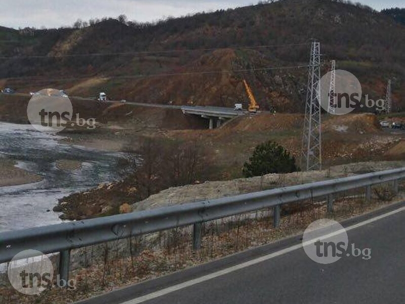 Камион падна от мост след катастрофа, блокира пътя за Маказа СНИМКИ