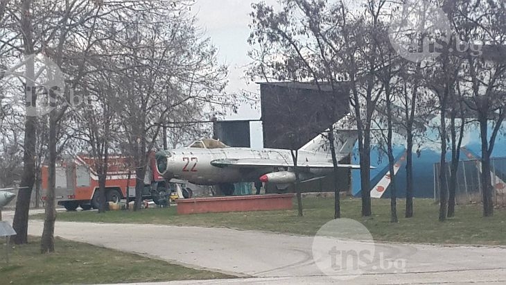 Двама души са пострадали при пожара в Музея на авиацията СНИМКИ