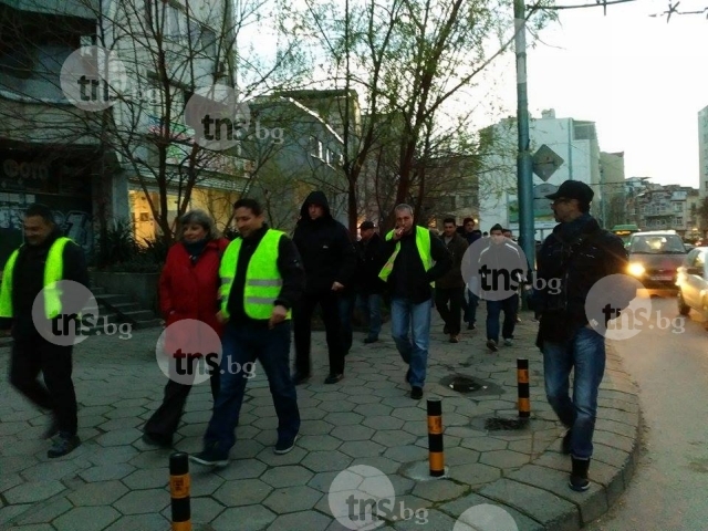 Протестиращите полицаи раздават брошури и ароматизатори на шофьори СНИМКИ