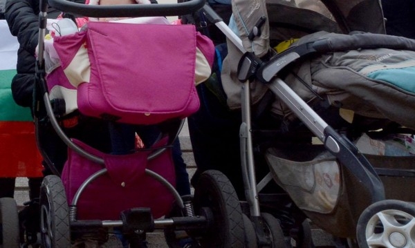 Не пуснаха майка с детска количка в магазин! Трябвало да я остави отвън