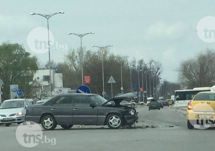 Мерцедес отне предимство на БМВ, което се удари в мантинела и друга кола СНИМКИ