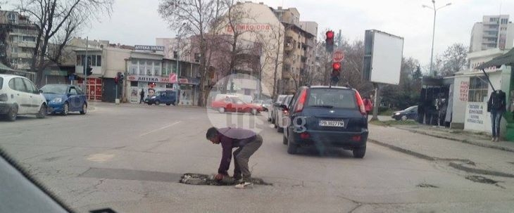 Абсурд: Баба и дядо запълват дупки по пътищата в Пловдив! СНИМКИ