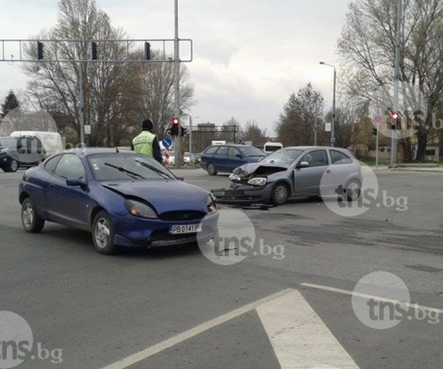 Двама млади в болница след сблъсък между форд и опел в Пловдив СНИМКИ