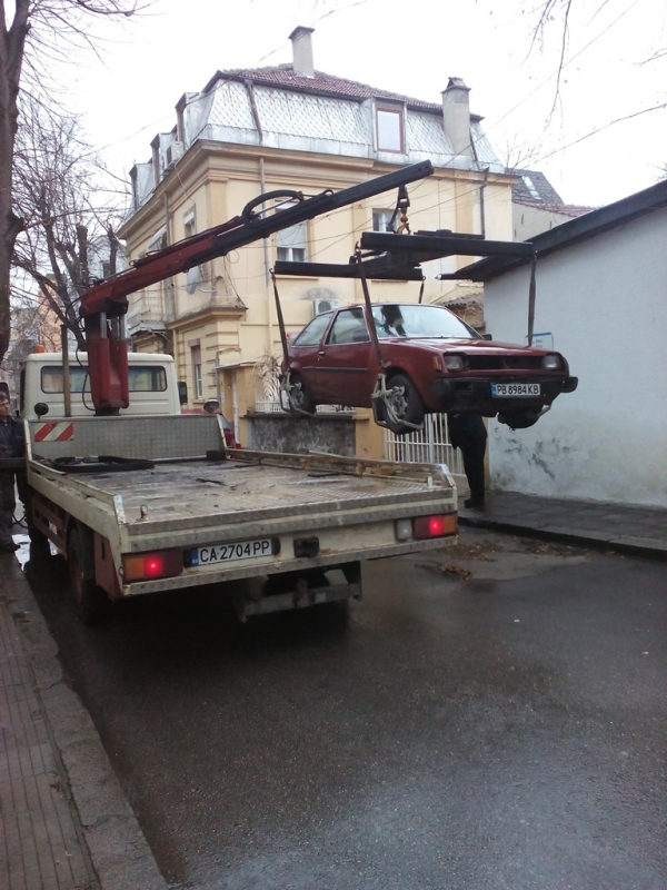 Паяци вдигат стари коли в центъра на Пловдив