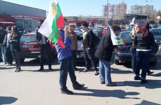 Бунт срещу мюсюлмански храм! Полиция пази сградата СНИМКИ