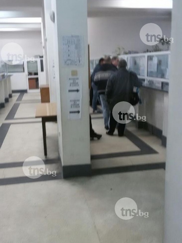 Жена припадна на опашка пред данъчното в Пловдив! Медици й оказаха първа помощ