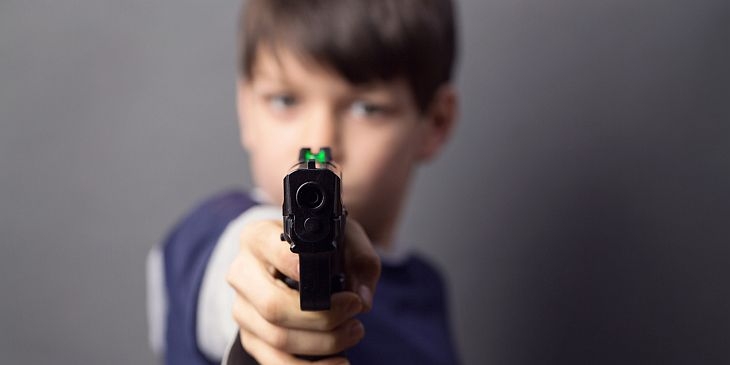 Родители купуват газови пистолети и боксове на децата си