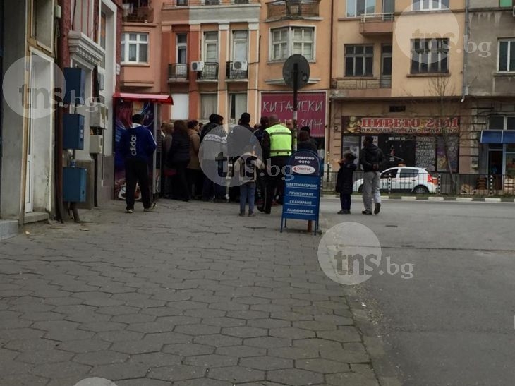 Кръв и бой в ромската махала на Асеновград заради ранения полицай СНИМКИ и ВИДЕО