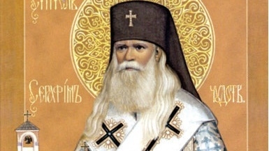 Дядо Николай освещава първата икона на новия светец Серафим