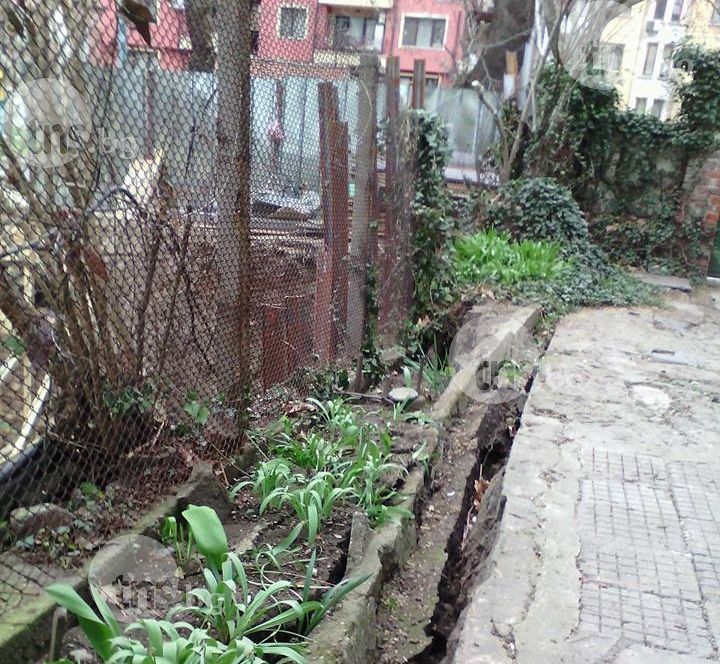 Активира се свлачище на Васил Априлов! Тротоарът пропадна, застрашава да погълне жилищна сграда СНИМКИ