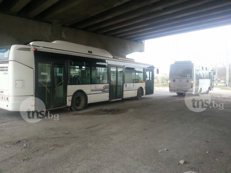Два автобуса от градския транспорт се удариха в Кършияка СНИМКИ
