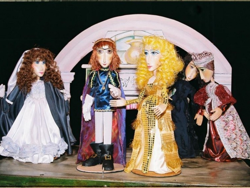 Пловдивският куклен театър празнува с деца зад кулисите