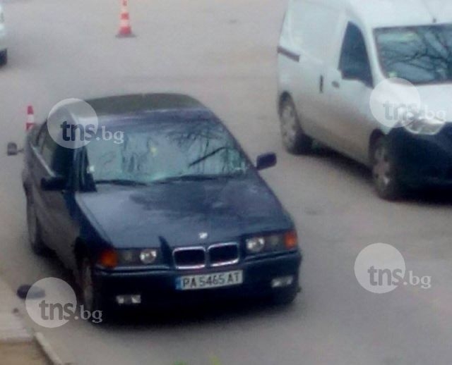 Момиче с БМВ помете възрастен човек, качи го на стъклото пред очите на съпругата му! СНИМКИ